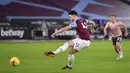 Gelandang West Ham United, Declan Rice melakukan eksekusi penalti yang berbuah gol pertama timnya ke gawang Sheffield United dalam laga lanjutan Liga Inggris 2020/21 pekan ke-24 di London Stadium, London, Senin (15/2/2021). West Ham menang 3-0 atas Sheffield United. (AP/Justin Setterfield/Pool)