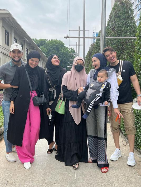 Keakraban mantan kekasih Chicco Jerikho bukan hanya dengan Zaskia dan Shireen saja, tapi juga Teuku Wisnu dan Irwansyah. (Foto: Instagram/@laudyacynthiabella)