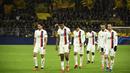 Pemain Paris Saint-Germain tertunduk usai kalah atas Borussia Dortmund pada leg pertama 16 besar Liga Champions di Signal Iduna Park, Dortmund, Rabu (19/2) dini hari WIB. Dortmund menang 2-1 atas PSG. (AFP/Ina Fassbender)