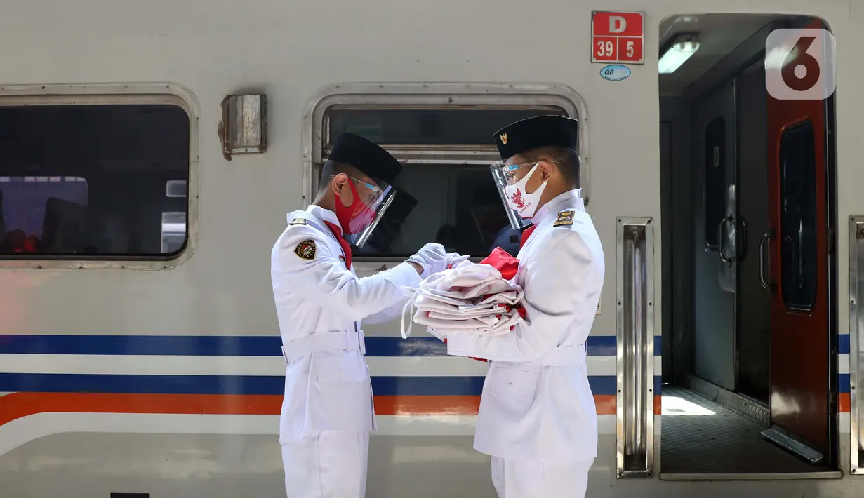 Personel Paskibra bersiap melakukan upacara bendera di Stasiun Pasar Senen, Jakarta, Senin (17/8/2020). Dalam rangka peringatan ke-75 tahun Hari Kemerdekaan Indonesia, PT KAI Daop 1 Jakarta mengadakan upacara pembentangan Bendera Merah Putih sepanjang 17 meter. (Liputan6.com/Helmi Fithriansyah)