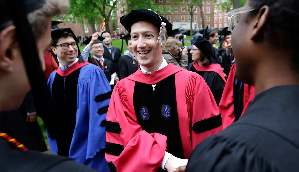 Pendiri Facebook, Mark Zuckerberg menyapa sejumlah mahasiswa sebelum acara pembukaan penyambutan angkatan 2017 di Universitas Harvard, Kamis (25/5). Dalam acara itu, Zuckerberg menerima gelar Doktor kehormatan Bidang Hukum. (AP Photo/Steven Senne)
