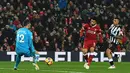 Gelandang Liverpool Mohamed Salah melakukan tendangan yang akhirnya membuahkan gol untuk timnya saat melawan Newcastle United dalam pertandingan Liga Inggris di Anfield, Liverpool (3/3). (Anthony Devlin / PA via AP)