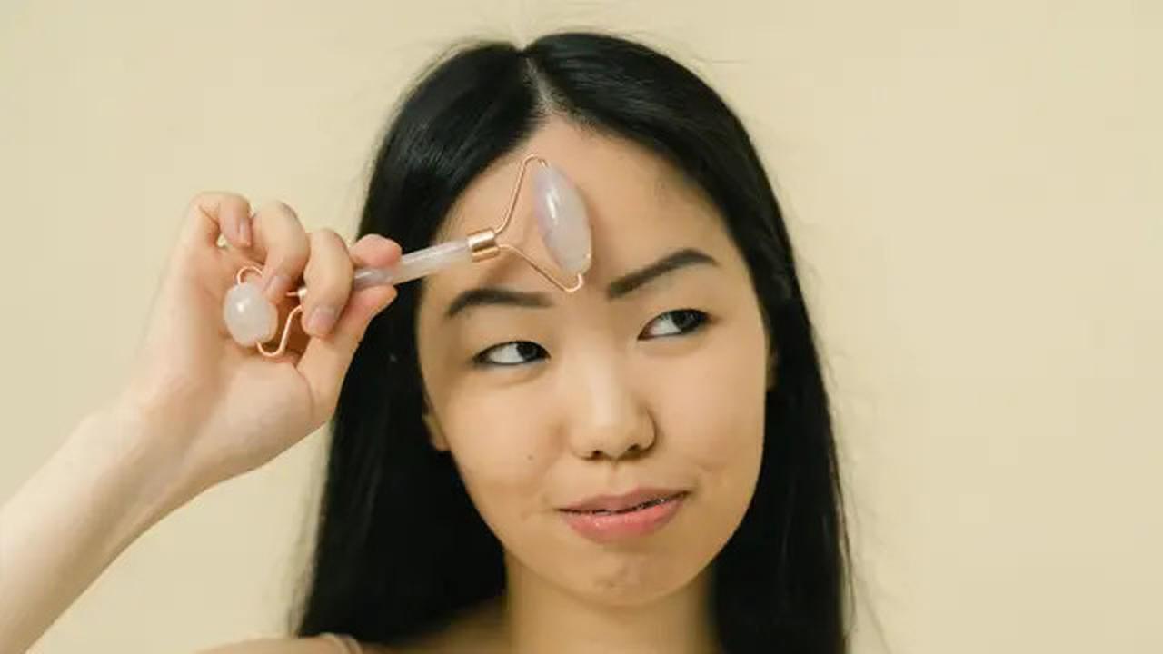 4 Manfaat Gua Sha Metode Pijat Tradisional Tiongkok yang Wajib Dicoba, Wajah Jadi Glowing!