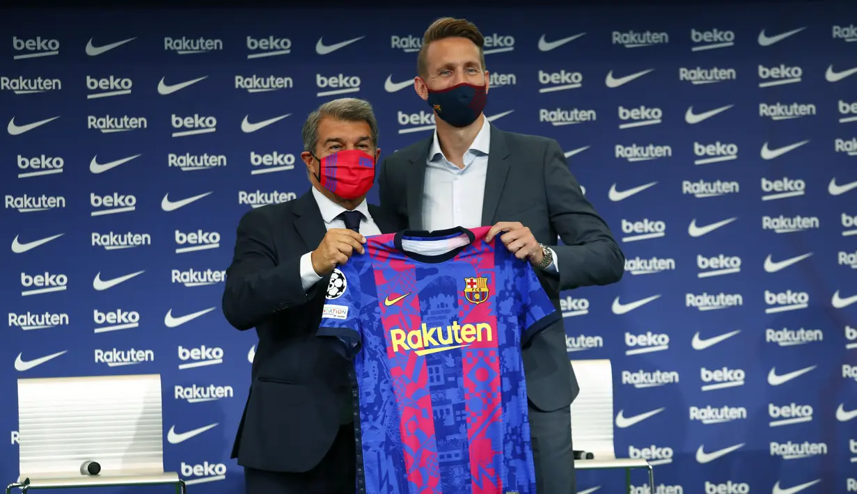 Presiden FC Barcelona Joan Laporta (kiri) dan Luuk De Jong berpose untuk media selama perkenalan resminya setelah menandatangani kontrak dengan FC Barcelona di Barcelona, Kamis (9/9/2021). De Jong merupakan pemain yang dimiliki Sevilla sebelum bergabung bersama Barcelona. (AP Photo/Joan Monfort)
