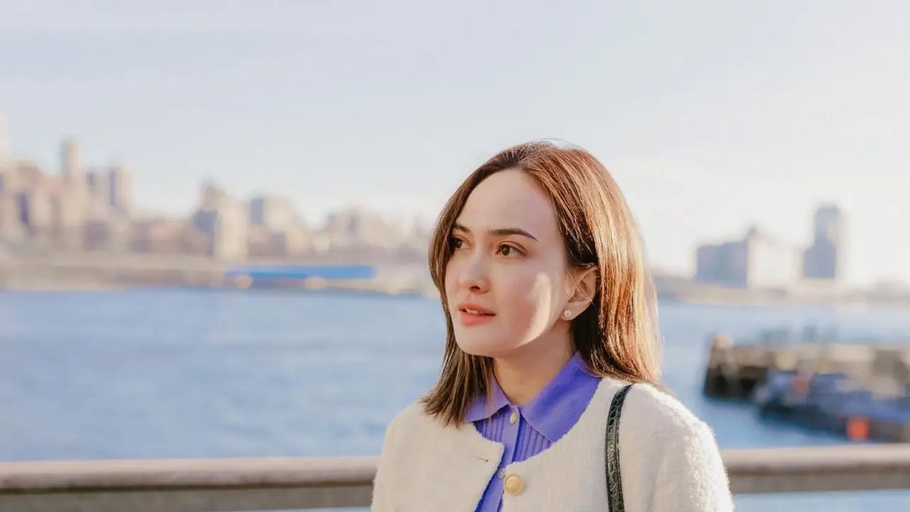 6 Gaya Shandy Aulia Libur Akhir Tahun di New York, Inspirasi Padu Padan Stylish dengan Tweed Blazer
