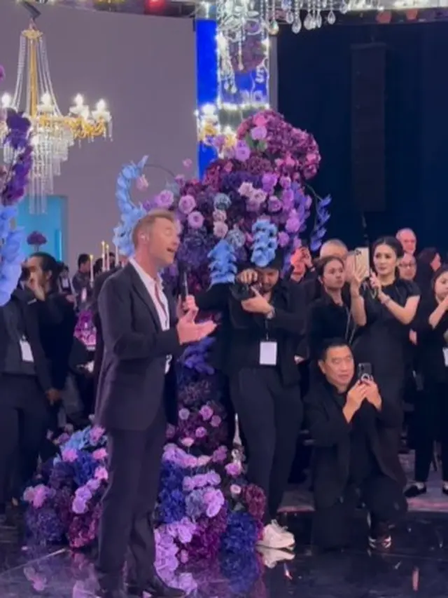 Ronan Keating di acara resepsi pernikahan Kevin Sanjaya dan Valencia Valencia Tanoesoedibjo (https://www.instagram.com/p/CuHjk8mJOaZ/)