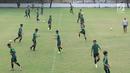 Pemain Timnas Indonesia U-19 melakukan pemanasan jelang latihan menjalani laga perdana Grup A Piala AFC U-19 di Lapangan A Kompleks GBK, Jakarta, Rabu (17/10). Indonesia akan melawan Chinese Taipei, Kamis (18/10). (Liputan6.com/Helmi Fithriansyah)