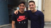 Berkay Ozcan bersama Mesut Ozil.