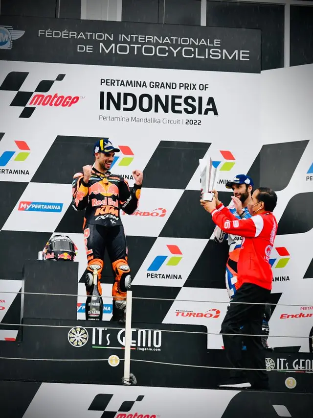 Jokowi Serahkan Piala untuk Juara MotoGP Mandalika