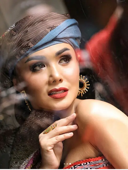 Beberapa foto mengenakan busana Batak dibagikan di akun instagram. Meski banyak pujian, ibu dua anak itu juga tak luput dari komentar nyinyir dari warganet. (Instagram/yunishara36)