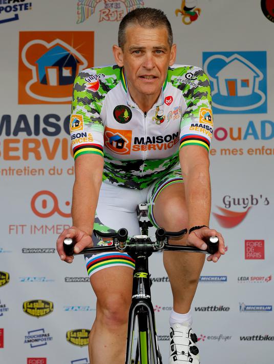 Seorang pria Prancis, Pascal Pich mengayuh sepedanya dalam upaya memecahkan rekor bersepeda statis di Paris, 2 Mei 2018. Jarak yang ditempuh pria 54 tahun itu setara dengan perjalanan dari Paris, Perancis, ke Ankara, Turki. (AFP/FRANCOIS GUILLOT)