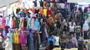 Suasana penjualan pakaian di Pasar Tanah Abang, Jakarta, Selasa (10/5). Meski ekonomi tumbuh lebih rendah, pemerintah tetap optimistis ekonomi di triwulan I-IV 2016 akan meningkat. (Liputan6.com/Angga Yuniar)