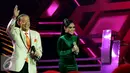 Penyanyi legendaris asal Filipina Jose Mari Chan duet bersama Yuni Shara saat tampil di acara Golden Memories di Studio 5 Indosiar, Jakarta, Jumat (13/01). (Liputan6.com/JohanTallo)