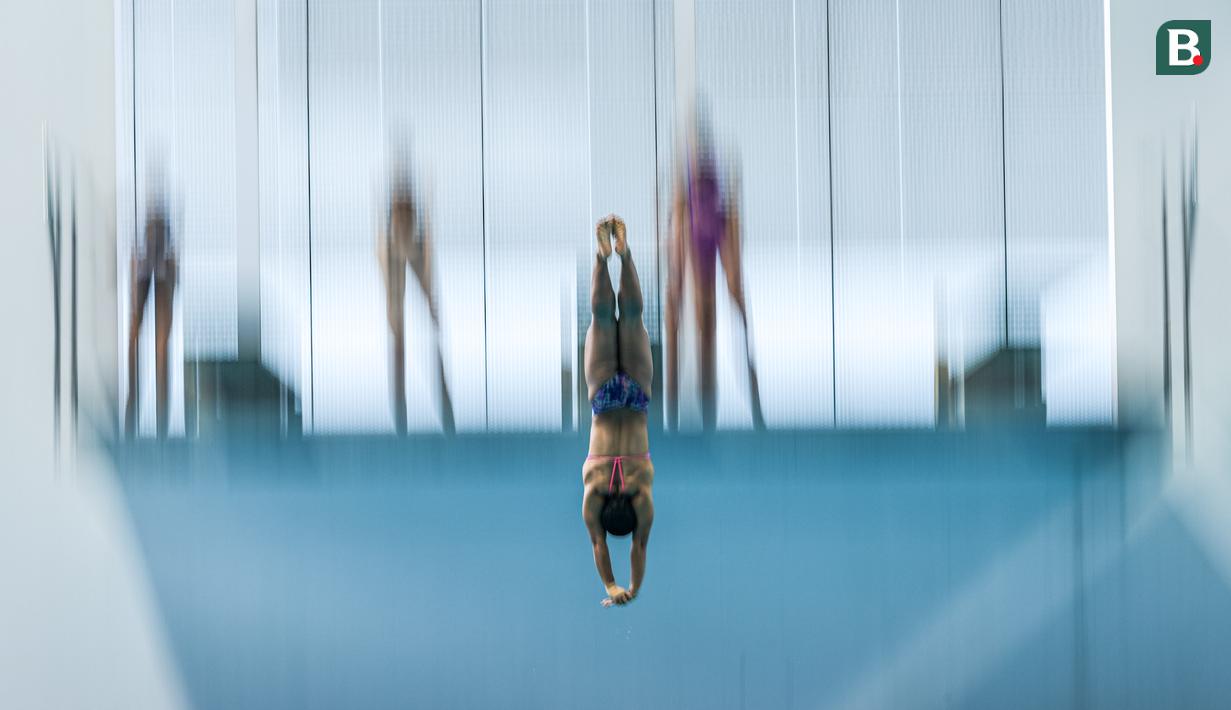 Atlet loncat indah putri Indonesia, Gladies Lariesa Garina melakukan lompatan saat sesi pemanasana dalam nomor papan 30 meter Indonesia Open Aquatic Championships 2025 (IOAC 2025) di Stadion Akuatik, GBK, Kamis (26/11/2025). (Bola.com/Bagaskara Lazuardi)
