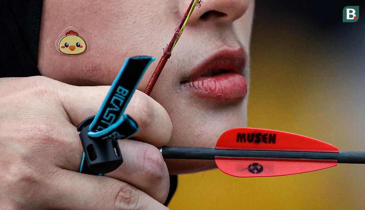 Selebritas Indonesia, Inara Rusli menarik anak panah dalam cabor panahan Turnamen Olahraga Selebriti Indonesia (TOSI) Season 3 yang berlangsung di Arthayasa Stable, Depok, Jawa Barat, Jumat (01/11/2024). (Bola.com/Bagaskara Lazuardi)