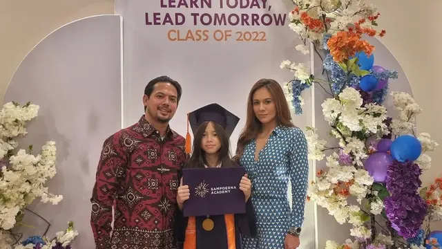 Wulan Guritno dan Adilla Dimitri hadir dalam wisuda anak mereka (Foto: Instagram @wulanguritno)