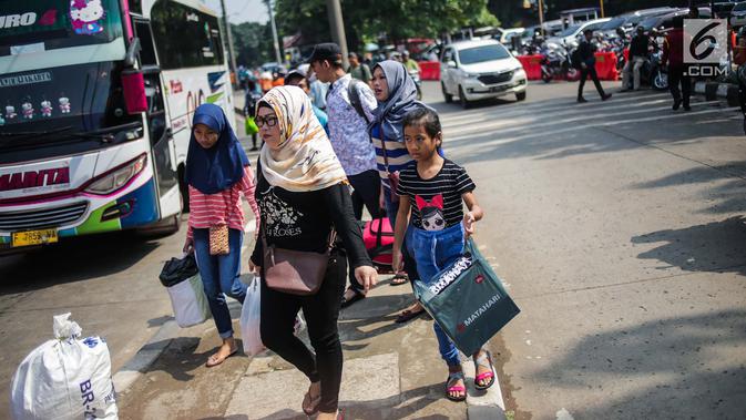 Pemudik berdatangan di Terminal Bus Kampung Rambutan, Jakarta Timur, Minggu (9/6/2019). Jumlah penumpang yang memasuki terminal Kampung Rambutan dalam arus balik Lebaran 2019 diperkirakan bakal memuncak pada Minggu (9/6) ini. (Liputan6.com/Faizal Fanani)