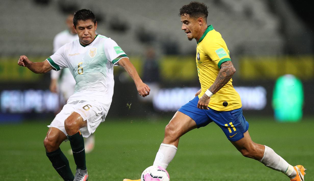 Gelandang Brasil, Philippe Coutinho, berebut bola dengan pemain Bolivia, Diego Wayar, pada laga kualifikasi Piala Dunia 2020 di Corinthians Arena, Sabtu (10/10/2020) pagi WIB. Brasil menang 5-0 atas Bolivia. (AFP/Buda Mendes/pool)