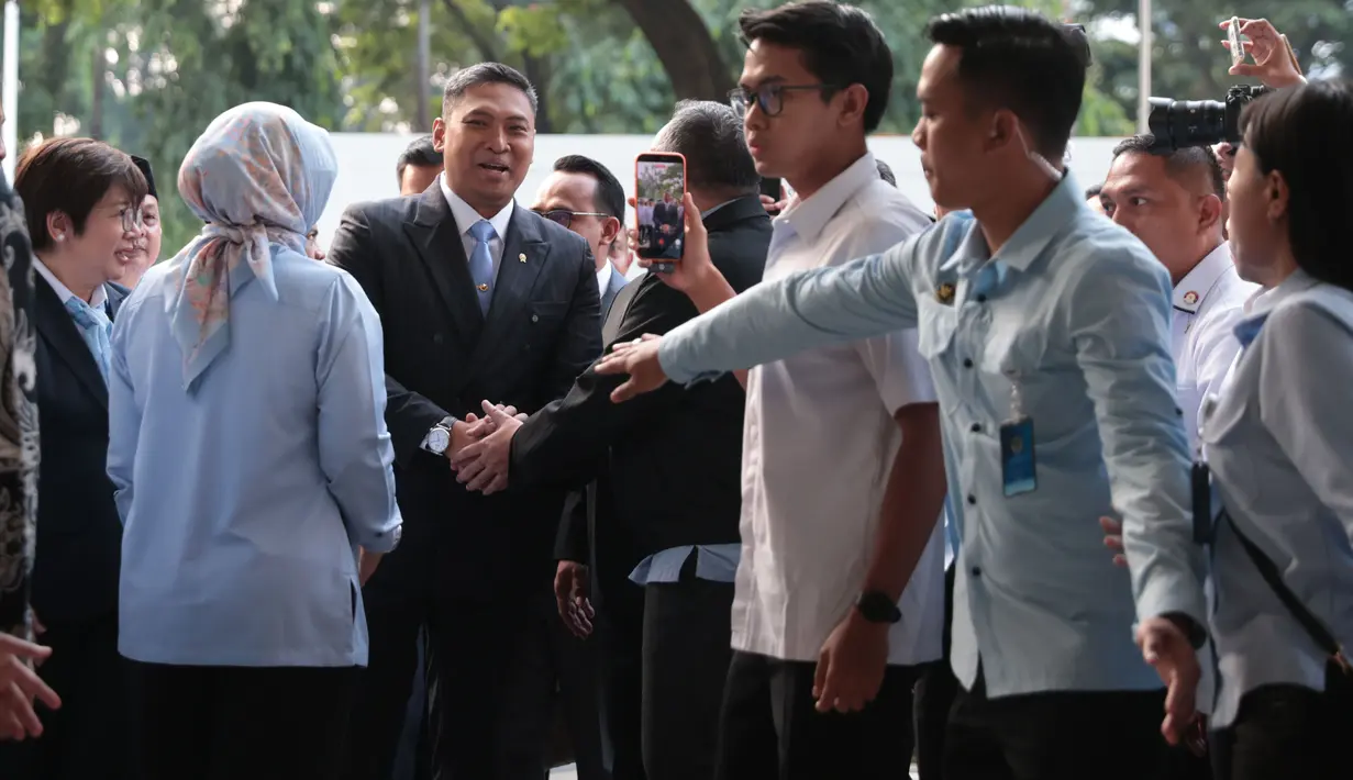 Kepala Badan Gizi Nasional (BGN) Sudaryono disambut disambut jajaran pejabat BGN saat tiba di Gedung BGN, Jakarta, Rabu (22/07/2026).