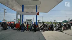 Pemudik sepeda motor mengantre saat mengisi bahan bakar di SPBU kawasan Brebes, Jawa Tengah, Minggu (2/6/2019).  Sejumlah SPBU di Brebes terpantau ramai oleh para pemudik yang mengisi bahan bakar kendaraannya. (Liputan6.com/Herman Zakharia)