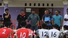 Pelatih Timnas Indonesia U-19, Indra Sjafri melanjutkan seleksi pemain di Bali untuk mencari pemain yang ia inginkan.(Bola.com/Muhammad Qomarudin)