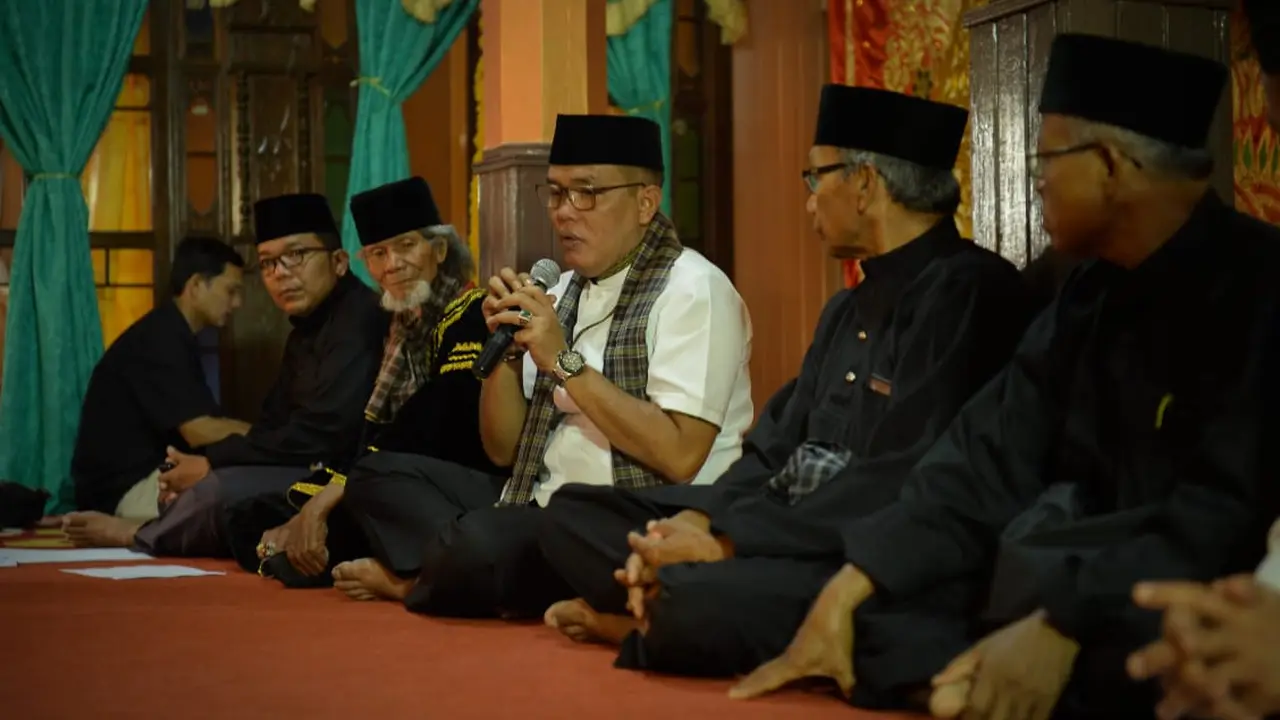 Ketua Ikatan Pencak Silat (IPSI) Sumatera Barat, Supardi berdiskusi dengan para tuo silek. (Liputan6.com/ ist)