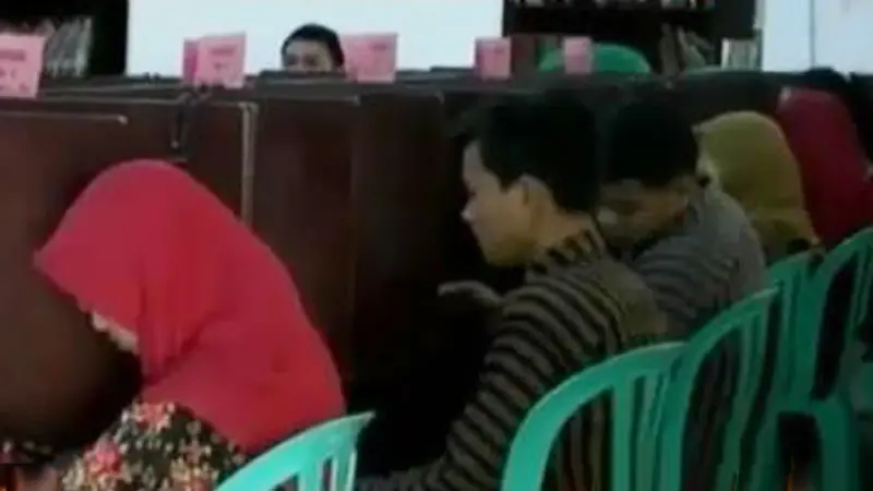 VIDEO: Siswa di Blitar Diwajibkan Pakai Baju Tradisional Saat UN