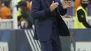 Pelatih Prancis, Didier Deschamps bertepuk tangan saat bertanding melawan Finlandia pada kualifikasi grup D Piala Dunia 2022 di stadion Decines di Lyon, Prancis, Rabu (8/9/2021). Prancis memimpin Grup D dengan sembilan poin hasil dua kali menang dan tiga kali seri.  (AP Photo/Laurent Cirpiani)