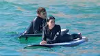 Kabar kedekatan adik Gigi Hadid, Anwar Hadid dengan Dua Lipa makin terekspos publik. Mereka menikmati suasana laut berdua. Selisih umur keduanya ialah 4 tahun lebih tua Dua Lipa. (Liputan6.com/IG/@duadiares2)