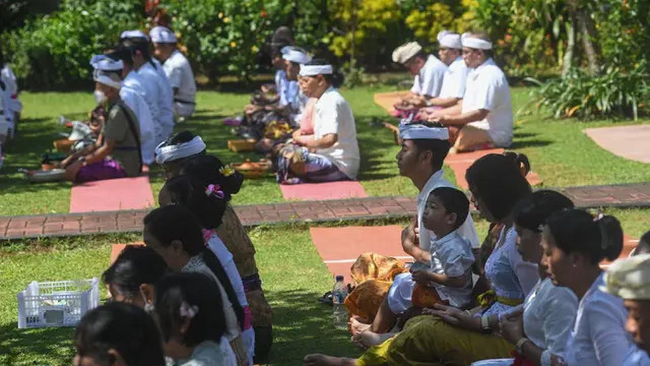 Suasana Khidmat Selimuti Perayaan Galungan di Pura Amertha Sari Cinere