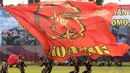 Beberapa prajurit berusaha menangkap bendera Kopassus yang dibawa salah satu peterjun saat upacara serah terima jabatan Danjen Kopassus di Markas Kopassus, Cijantung, Jaktim, (24/10/2014). (Liputan6.com/Helmi Fithriansyah)