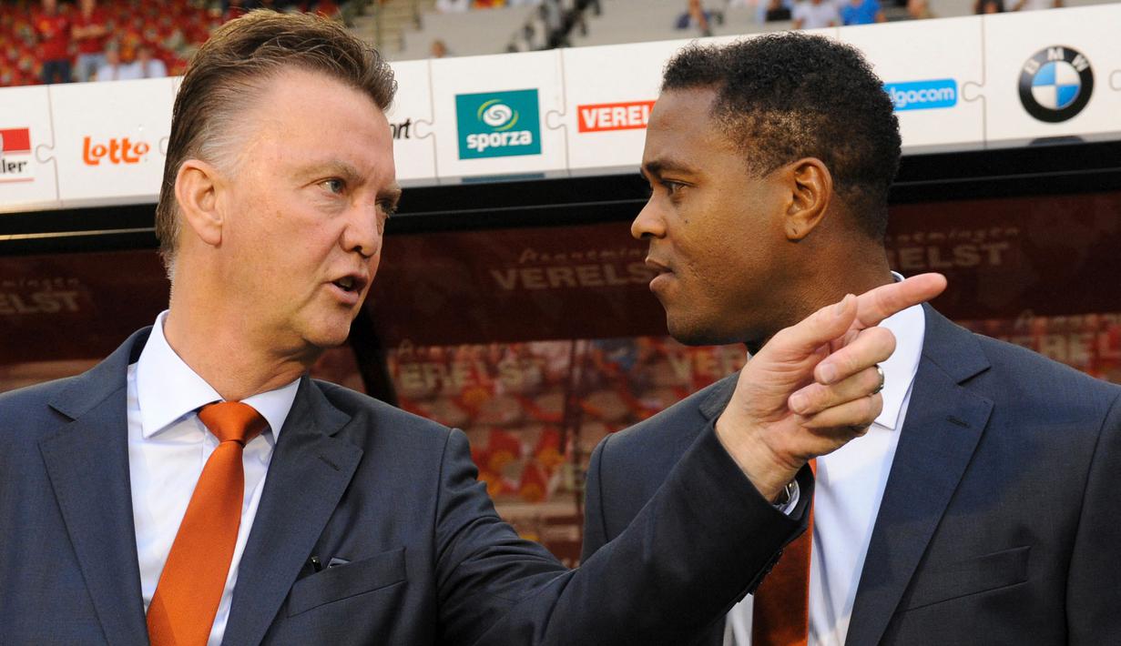 Asisten pelatih Timnas Belanda, Patrick Kluivert (kanan) berbicang dengan pelatih kepala Louis van Gaal saat laga persahabatan melawan Belgia di Brussels, Belgia, 15 Agustus 2012. (AFP/John Thys)