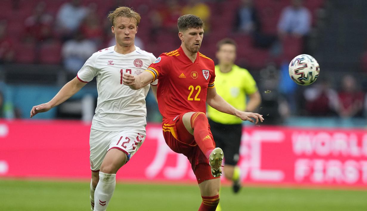 Wales langsung menekan Denmark di awal laga. Pada menit ke-5 tandukan dari bek Chris Mepham setelah menerima umpan dari Daniel James masih bisa dihadang Simon Kjaer. (Foto: AP/Pool/Peter Dejong)