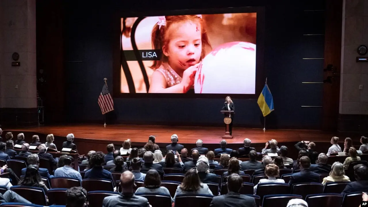 Ibu negara Ukraina Olena Zelenska memperlihatkan korban-korban perang di negaranya pada layar, saat berpidato di depan Kongres AS di Gedung Capitol, Washington, DC hari Rabu (20/7). (AP)