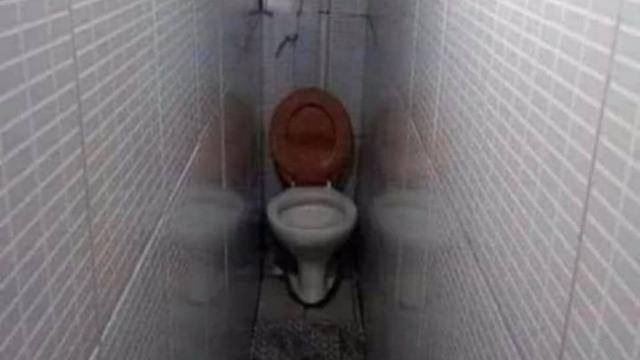 6 Penampakan Toilet Ukuran Sempit Ini Bikin Dada Sesak
