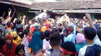 Berebut Ayam Potong Gratis, Warga Solo Saling Sikut hingga Pingsan