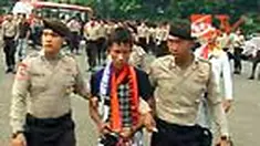 Polisi merazia barang bawaan Jakmania yang hendak berangkat ke Stadion Gelora Bung Karno, Senayan. Sore ini Persija bertanding melawan Persema.