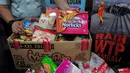 Salah satu petugas menunjukkan kemasan produk pangan Tanpa Izin Edar (TIE) di Jakarta, (22/12/2014). Jelang Natal 2014 dan Tahun Baru 2015 BPOM menemukan 2.939 item atau 72.814 kemasan pangan Tidak Memenuhi Ketentuan (TMK). (Liputan6.com/Johan Tallo)