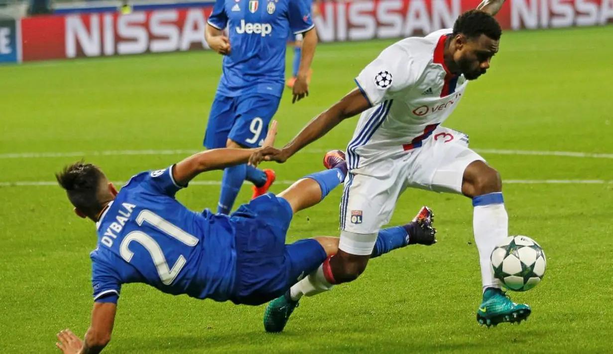 Duel antara pemain Juventus, Paulo Dybala, dengan pemain Olympique Lyon, Nicolas Nkoulou, dalam laga Grup H Liga Champions di Stade de Lyon, Prancis, Rabu (19/10/2016) dini hari WIB. (Reuters/Robert Pratta)