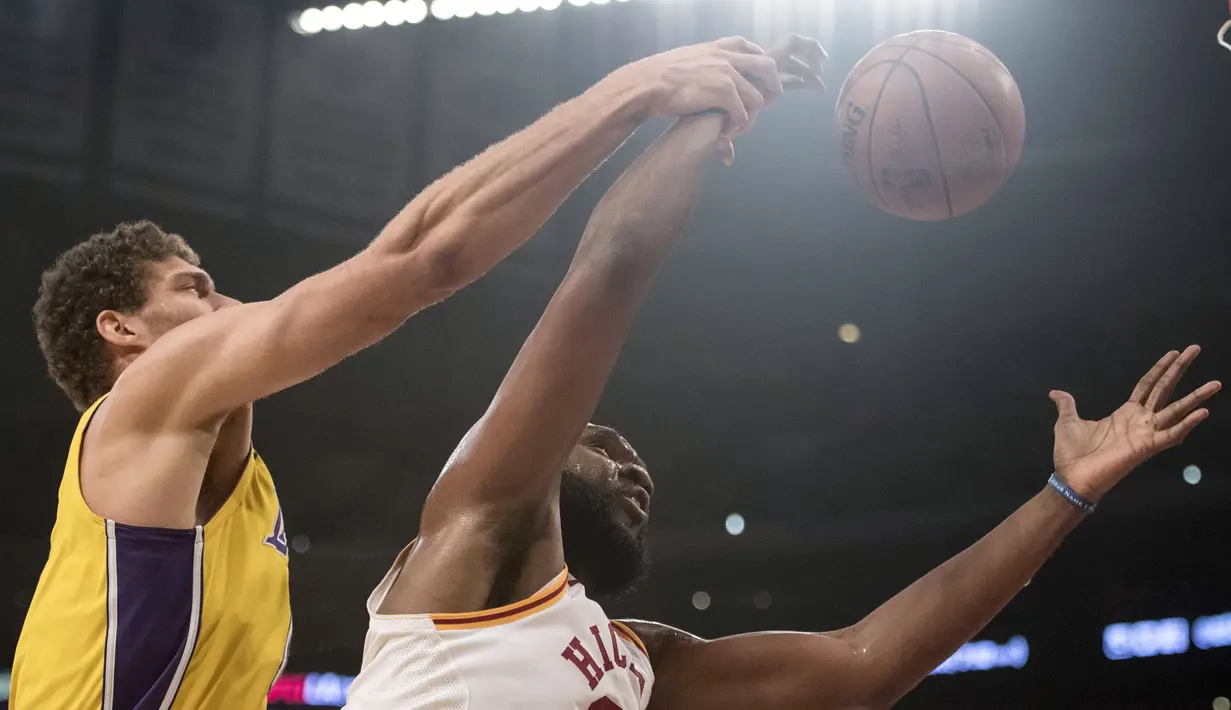 Duel pemain Indiana Pacers, Al Jefferson (kanan) dengan pemain Lakers, Brook Lopez pada lanjutan NBA basketball game di Staples Center, Los Angeles, (19/1/2018). Lakers menang 99-86. (AP/Kyusung Gong)