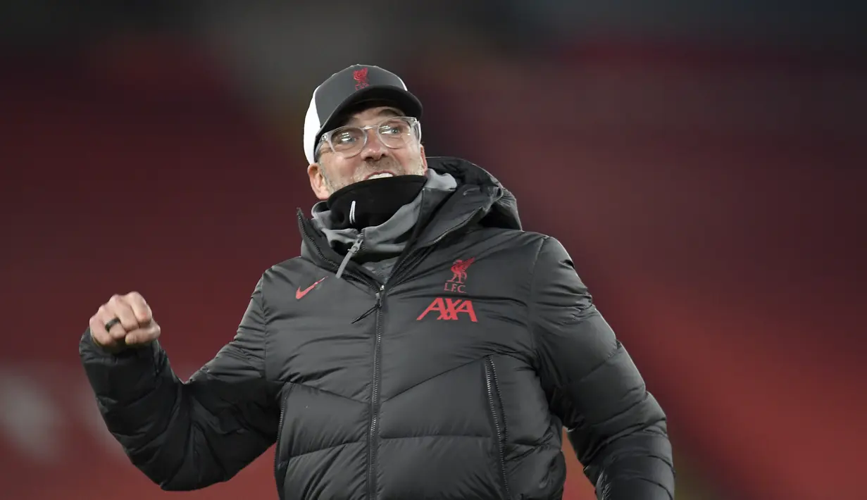 Pelatih Liverpool, Jurgen Klopp merayakan kemenangan atas Wolverhampton Wanderers pada pertandingan lanjutan Liga Inggris di Stadion Anfield, Inggris, Minggu (7/12/2020).  Liverpool menang telak atas Wolverhampton 4-0. (Peter Powell/Pool via AP)