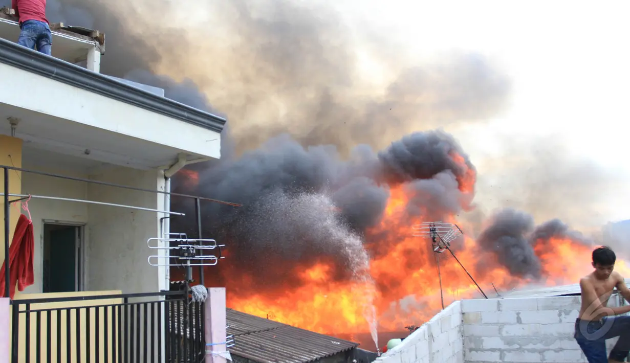 Menurut salah seorang warga, kebakaran terjadi sejak pukul 17.00 WIB. hingga pukul 20.00 WIB api masih terus berkobar, Tanah Abang, Jakarta, Kamis (5/3/2015). Diperkirakan sekitar 200 rumah warga hangus terbakar.(Liputan6.com/Herman Zakharia)