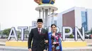 Annisa Pohan tampil elegan dengan kebaya kutubaru penuh bunga berwarna ungu kebiruan. Dipadu dengan kain batik diwiru dan selendang biru polos di pundak [@annisayudhoyono]