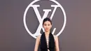 Bukan sebagai model, Jung Ho Yeon hadir sebagai tamu undangan di Paris Fashion Week tahun ini. Ia kenakan halterneck berenda dengan ankle pants hitam dan boots [Louis Vuitton]