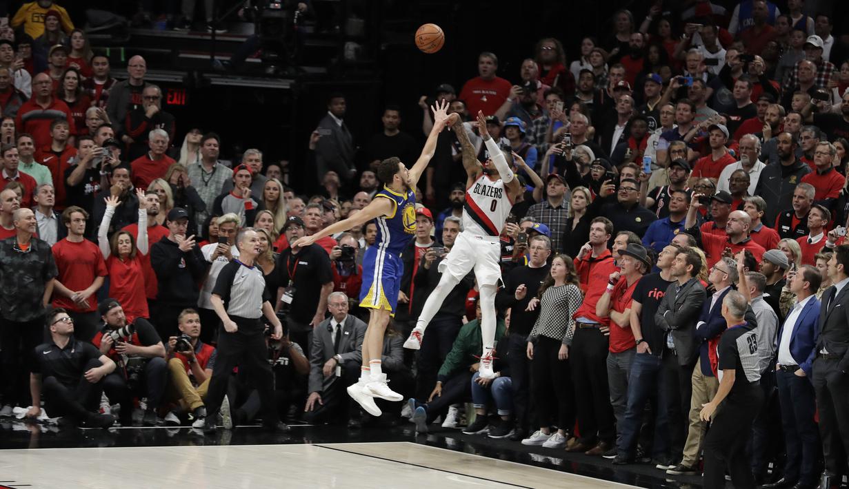 Pebasket Portland Trail Blazers, Damian Lillard, berusaha memasukkan bola saat melawan Golden State Warriors pada laga NBA 2019 di Moda Center, Senin, (20/5). Warriors menang 119-117 atas Blazers. (AP/Ted S. Warren)