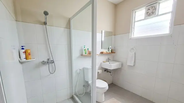 desain kamar mandi rumah kontrakan