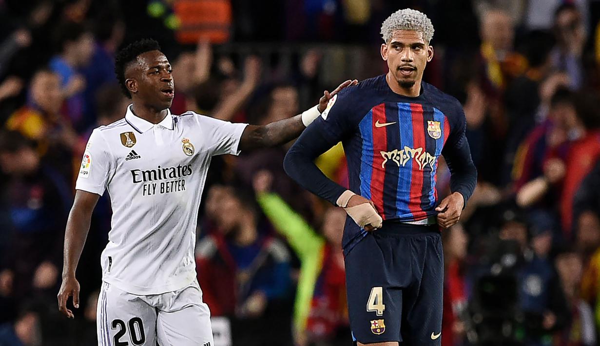 Laga El Clasico antara Real Madrid kontra Barcelona yang akan memasuki edisi ke-255 dalam laga resmi pada pekan ke-11 Liga Spanyol 2023/2024, Sabtu (28/10/2023) malam WIB, memang selalu menyuguhkan laga-laga mendebarkan tiap edisinya. Dalam 5 laga El Clasico terakhir bahkan terjadi 3 gol bunuh diri yang dicetak kedua tim akibat tingginya tensi permainan, hingga menyebabkan para pemain khususnya di lini belakang menjadi tertekan. Siapa saja ketiga pemain yang menjadi aktor lahirnya gol bunuh diri tersebut? Simak uraiannya berikut ini. (AFP/Josep Lago)