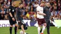 Gelandang Manchester City, Kevin De Bruyne, dibekap cedera saat timnya menang 3-0 atas Burnley pada laga pekan perdana Premier League musim ini di Turf Moor, Sabtu (12/8/2023) dini hari WIB. (Mike Egerton/PA via AP)