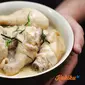 Satu lagi menu wajib khas lebaran yang harus Anda siaplan di rumah. Selamat mencoba resep opor ayam berikut ini. (Foto: Kokiku Tv)