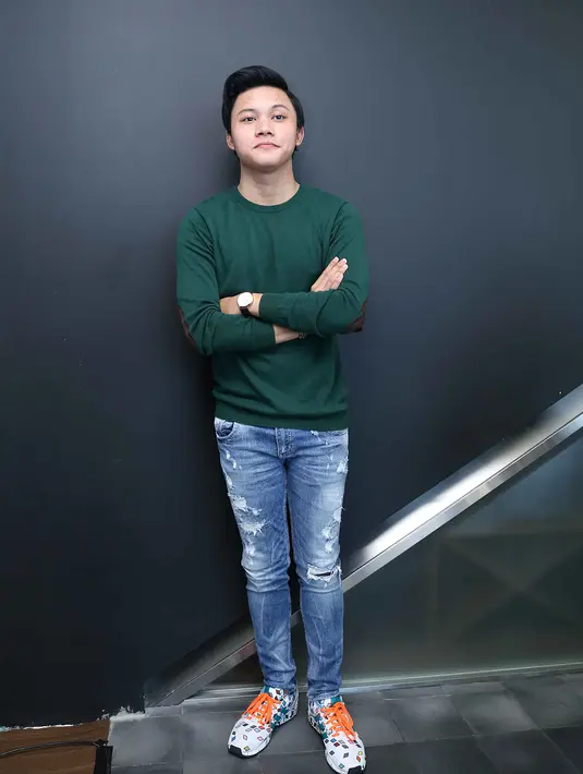 Dalam ajang penghargaan Anugerah Planet Muzik (APM) 2016, namanya masuk dua kategori. Yakni bersaing dalam Best New Artist (Male) dan Lagu Paling Popular. (Nurwahyunan/Bintang.com)